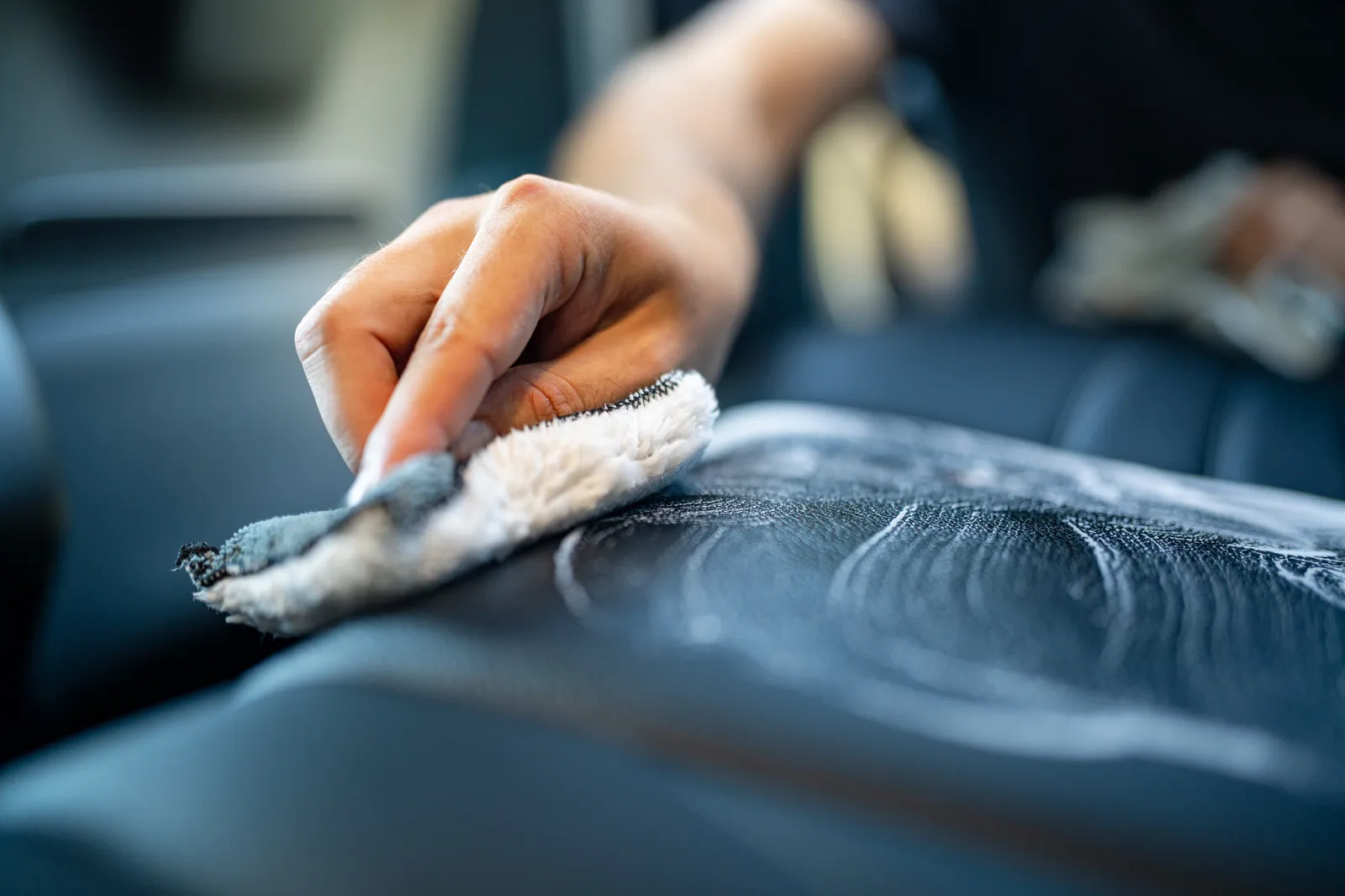 Pflege des Cockpits mit Reinigungscreme