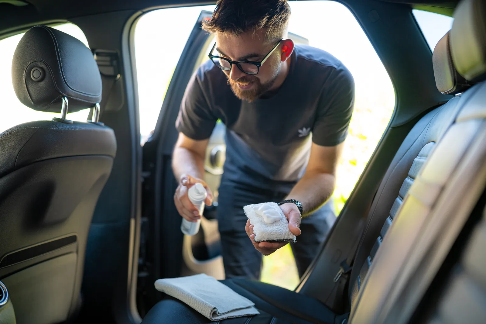 Detailarbeit bei der Auto-Innenraumreinigung bei LJC Car Care