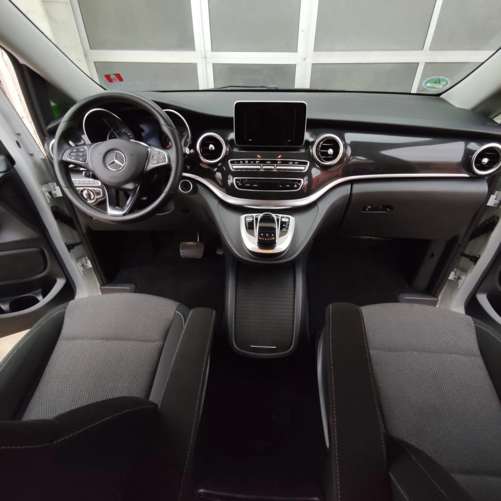 Innenraum einer Mercedes V-Klasse nach der Innenraumaufbereitung