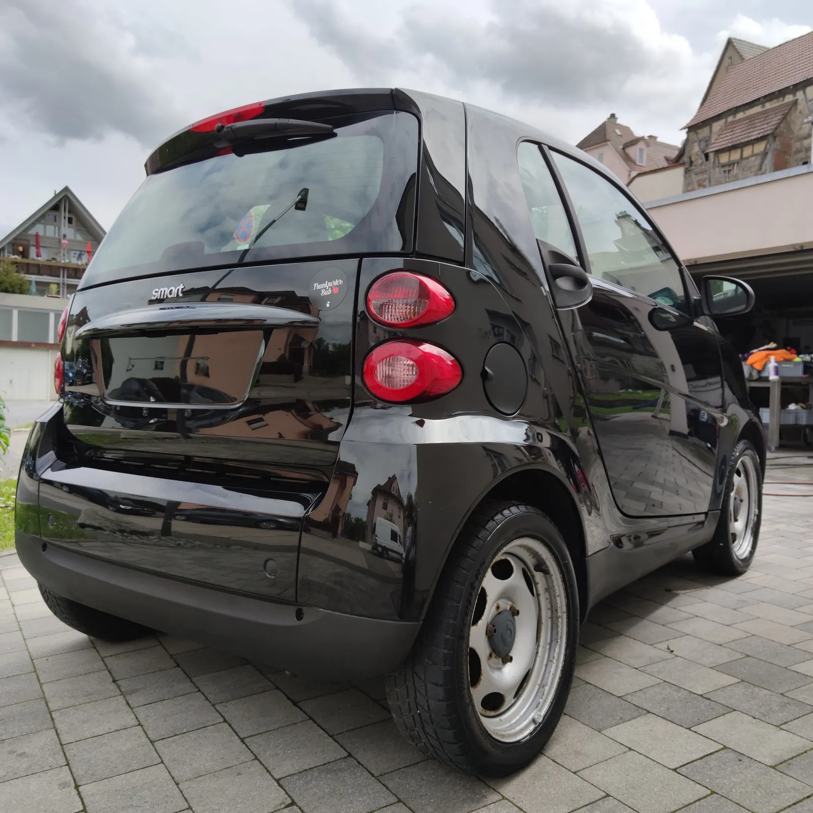 Glänzender Fahrzeuglack nach der Aufbereitung