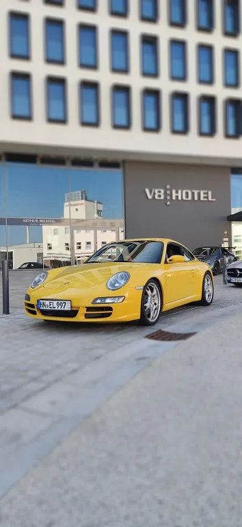 Gelber Porsche 911 Carrera S nach der Fahrzeugaufbereitung
