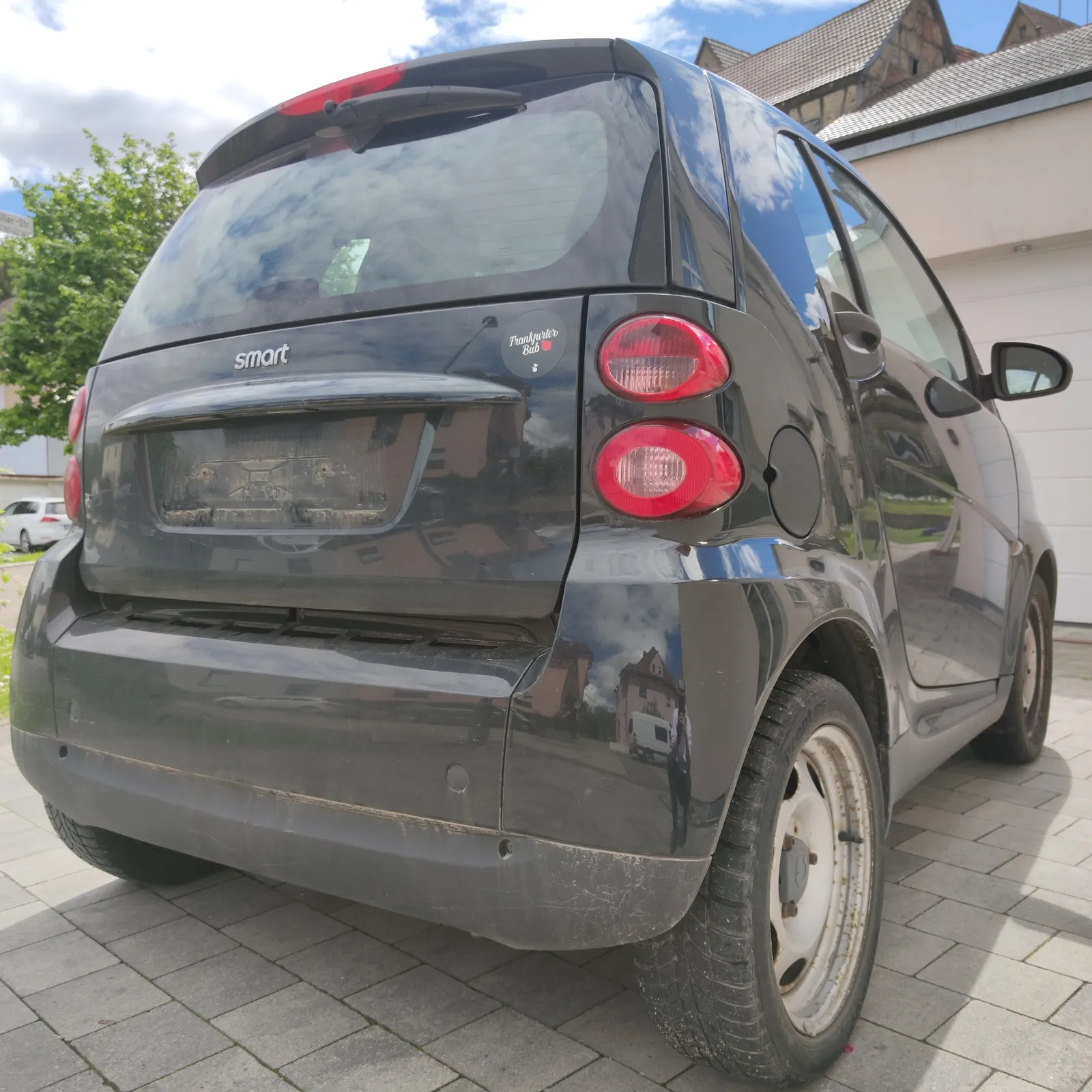 Verwitterter Fahrzeuglack vor der Aufbereitung